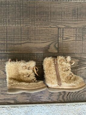 Baby GAP faux fur boots in toddler size 6